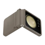 Étui à rabat en éco-cuir pour Galaxy Z Flip5 Etoupe – Image 3